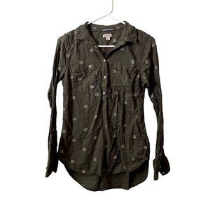 Merona green and white patterned half button down long sleeved lightweight top